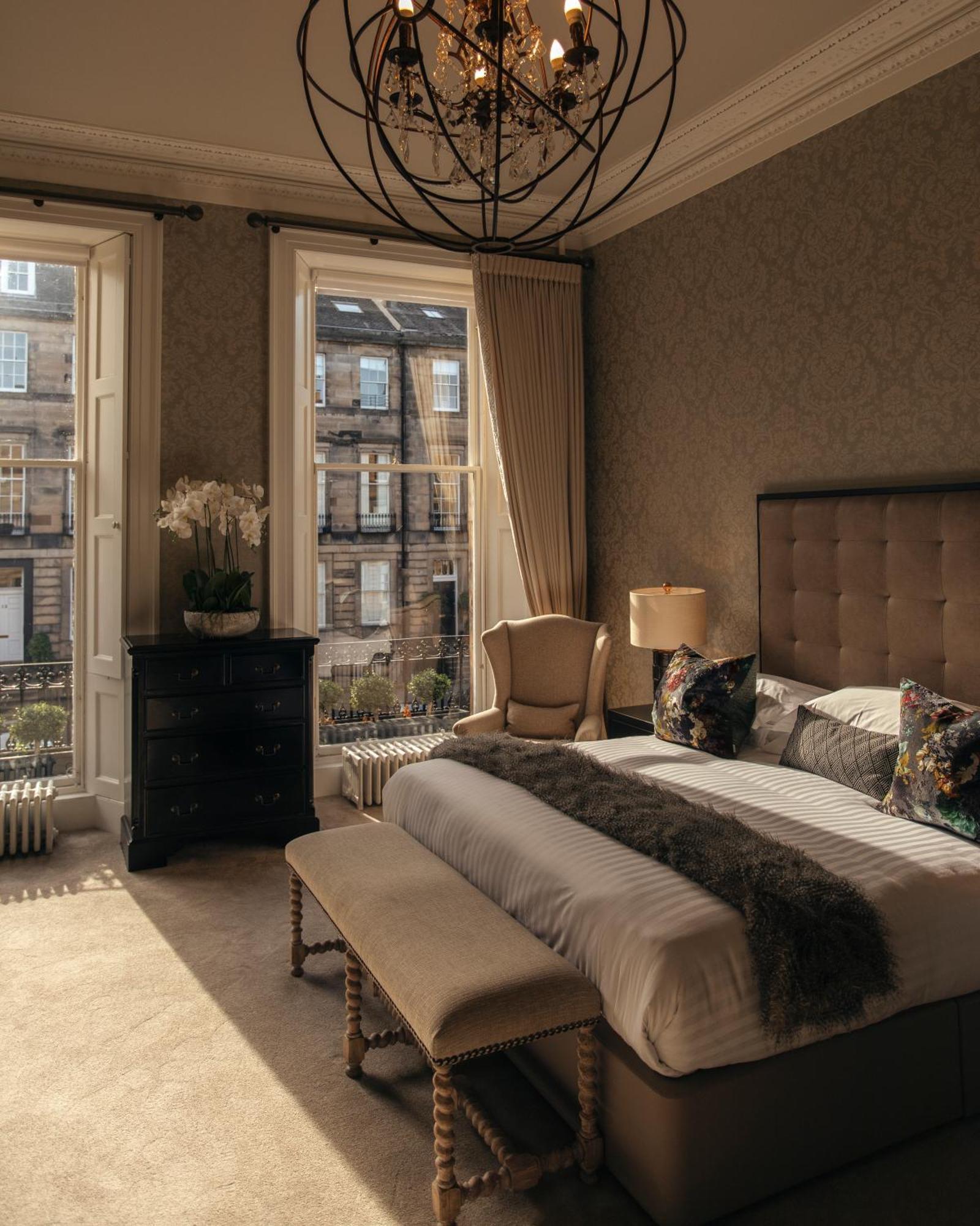 Nira Caledonia Edimburgo